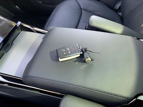 Used 2025 Land Rover Range Rover Sport image 11