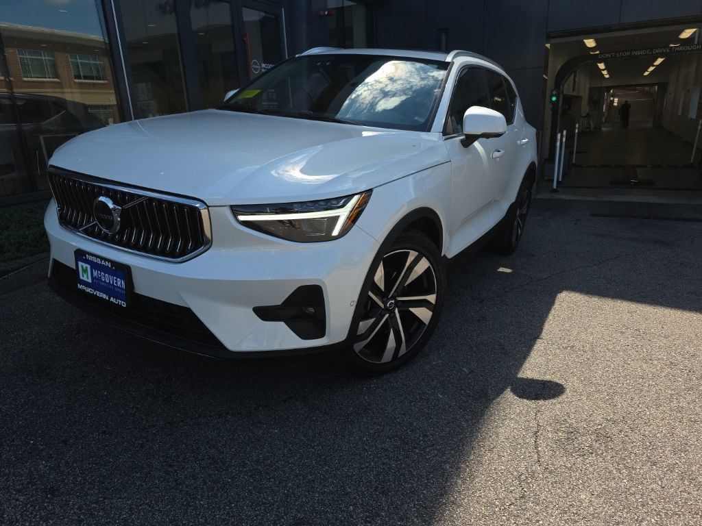 Used 2024 Volvo XC40 B5 Ultimate w/ Climate Package AWD/4WD image 2