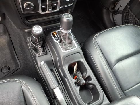 Used 2018 Jeep Wrangler Unlimited Sahara image 22