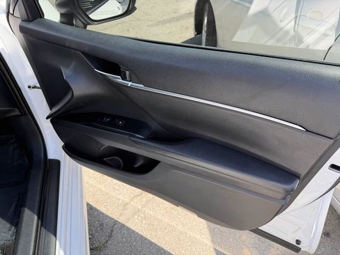 Used 2018 Toyota Camry SE FWD image 16