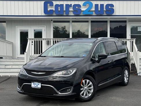 Used 2018 Chrysler Pacifica Touring-L FWD image 2
