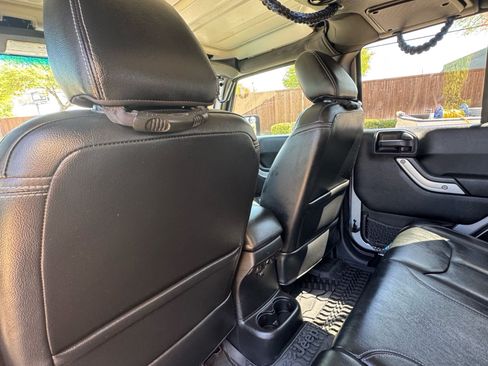 Used 2016 Jeep Wrangler Unlimited Rubicon w/ Connectivity Group image 23