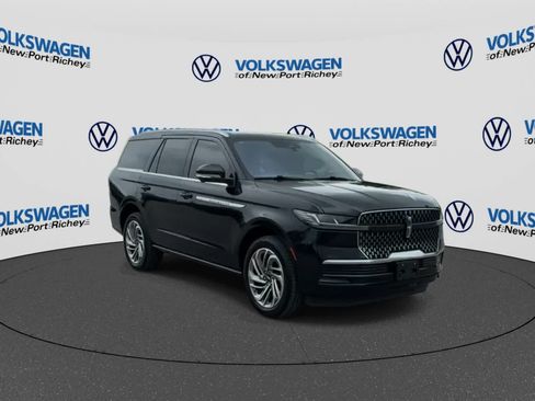 Used 2025 Lincoln Navigator Reserve AWD/4WD image 2