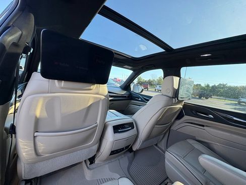 Used 2024 Cadillac Escalade Premium Luxury AWD/4WD image 27