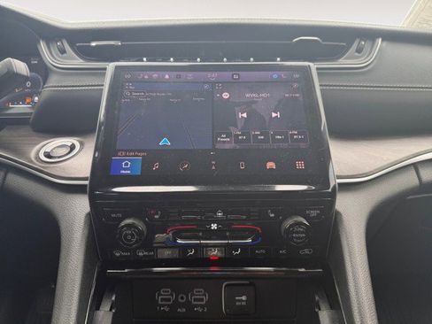 Used 2023 Jeep Grand Cherokee Limited w/ Black Appearance Package image 6