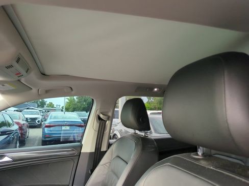 Used 2018 Volkswagen Tiguan SEL Premium FWD image 8
