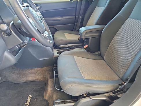 Used 2014 Jeep Patriot Latitude FWD image 17