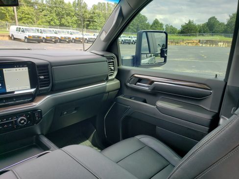 Used 2024 Chevrolet Silverado 2500 LT AWD/4WD image 34
