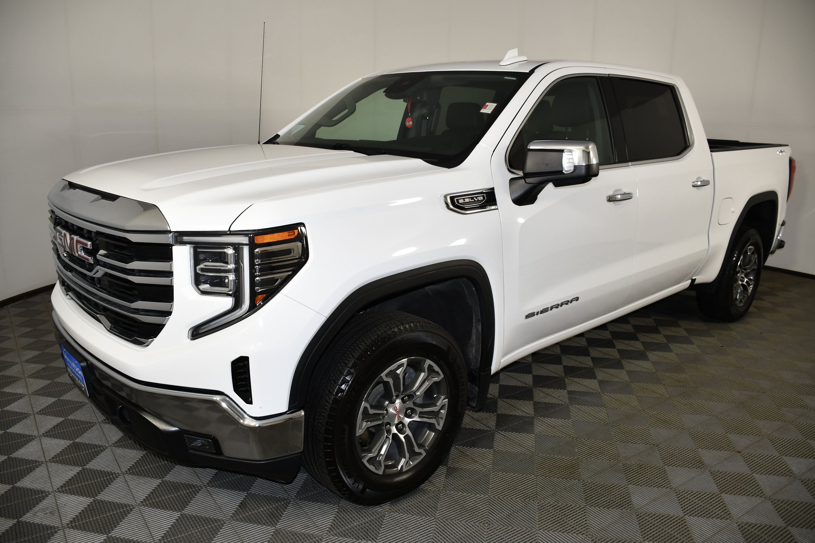 Used 2026 GMC Sierra 1500 SLT AWD/4WD image 9