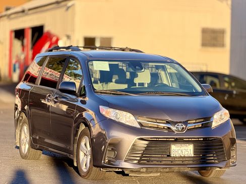 Used 2019 Toyota Sienna LE w/ Carpet Mat Package FWD image 2