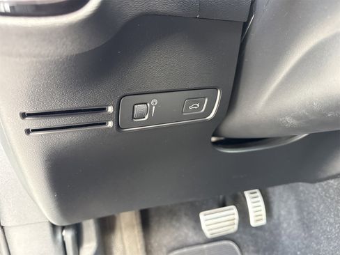 Used 2019 Volvo XC40 T4 R-Design image 17