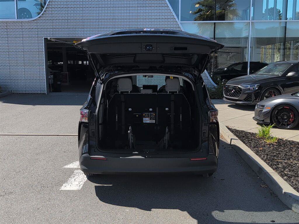 Used 2025 Toyota Sienna LE AWD/4WD image 13