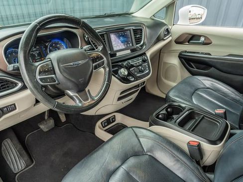 Used 2019 Chrysler Pacifica Touring-L image 23