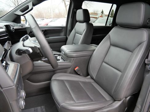 Used 2025 Chevrolet Suburban Z71 AWD/4WD image 33