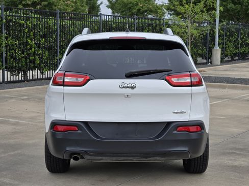 Used 2016 Jeep Cherokee Latitude FWD image 4