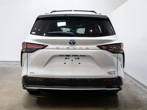 Used 2022 Toyota Sienna Limited image 6