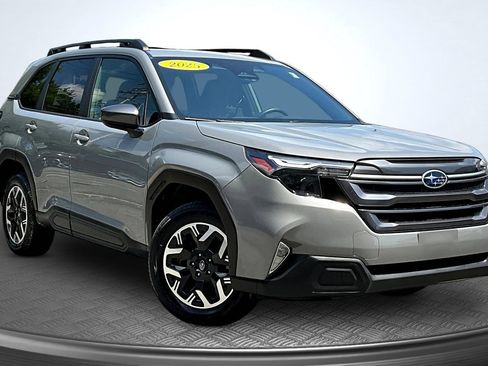 Used 2025 Subaru Forester Premium AWD/4WD image 3