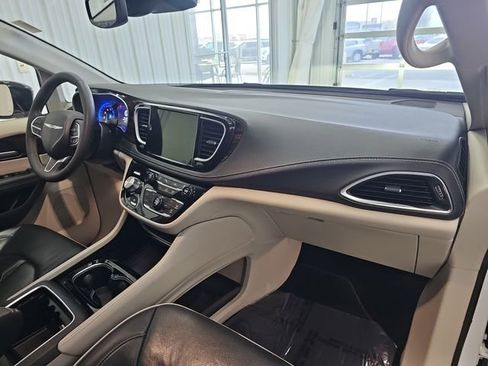 Used 2024 Chrysler Pacifica Limited FWD image 29