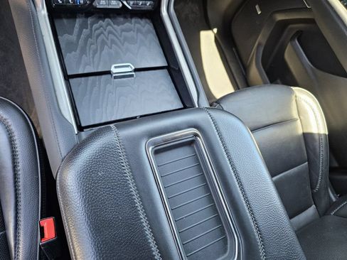 Used 2024 GMC Yukon Denali RWD image 30
