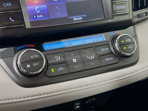 Used 2018 Toyota RAV4 LE AWD/4WD image 26