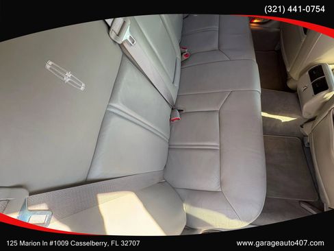 Used 2010 Lincoln Town Car Signature Limited image 29