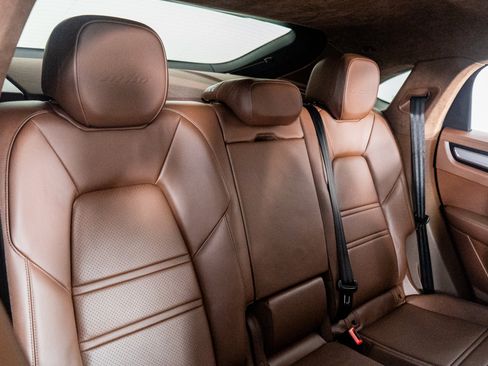 Used 2023 Porsche Cayenne Turbo image 32