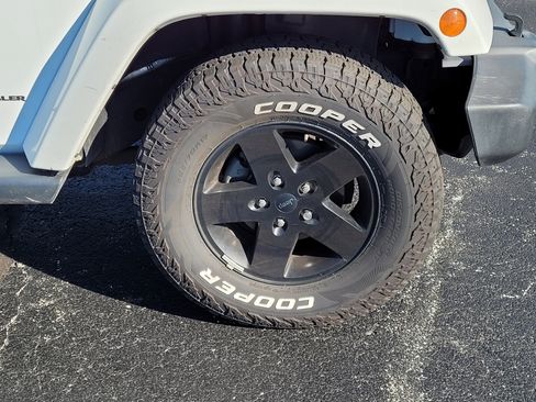 Used 2015 Jeep Wrangler Unlimited Sahara image 10