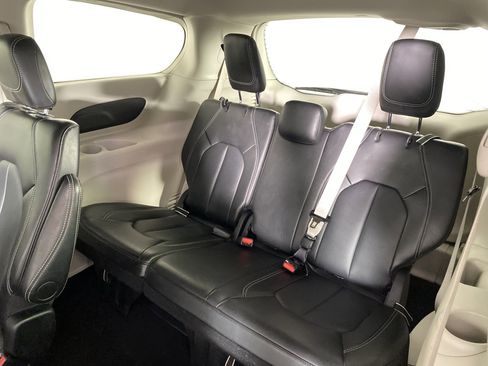 Used 2024 Chrysler Pacifica Touring-L image 33