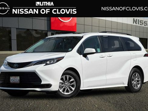 Used 2022 Toyota Sienna LE w/ LE Plus Package image 1