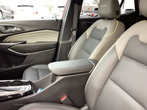 Used 2024 Chevrolet Trax ACTIV w/ Sunroof Package image 12