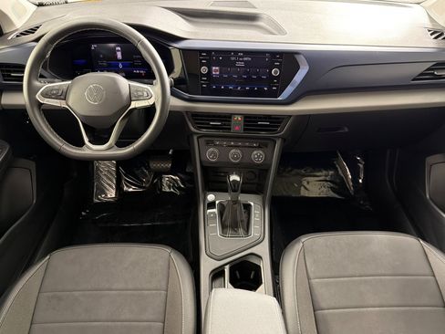 Used 2022 Volkswagen Taos SE w/ Panoramic Sunroof Package FWD image 12