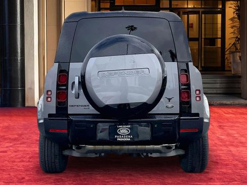 Used 2023 Land Rover Defender 110 SE image 4