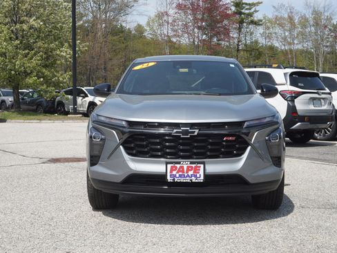 Used 2024 Chevrolet Trax RS FWD image 2