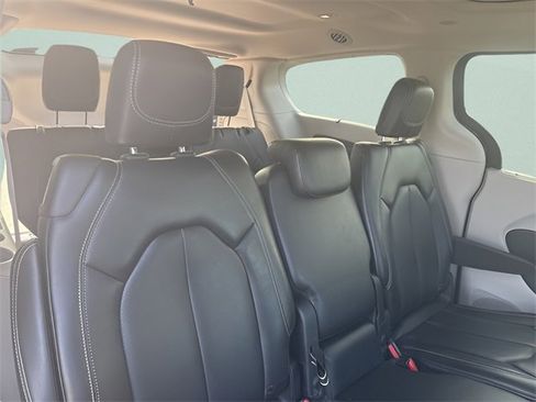 Used 2024 Chrysler Pacifica Touring-L w/ Uconnect Theater Family Group image 27