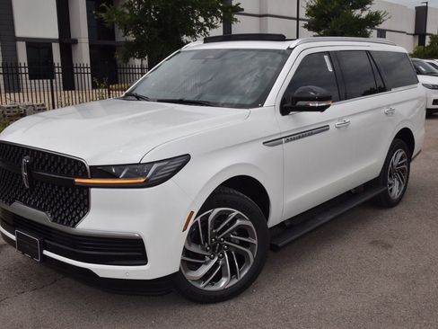 New 2026 Lincoln Navigator Reserve AWD/4WD image 12