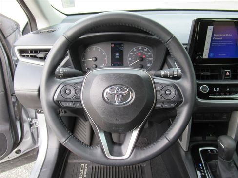 Used 2024 Toyota Corolla Cross LE image 17