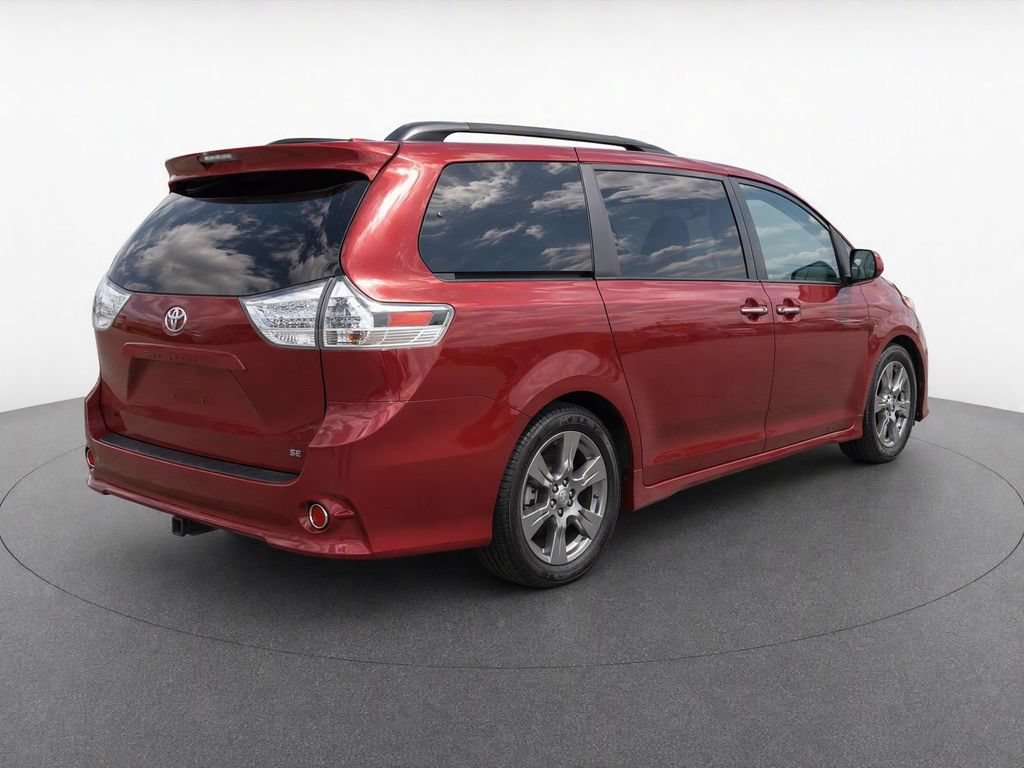 Used 2018 Toyota Sienna SE Premium FWD image 3