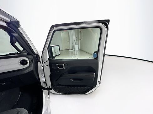 Used 2025 Jeep Wrangler Unlimited Sahara AWD/4WD image 31