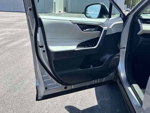 Used 2019 Toyota RAV4 XLE FWD image 5