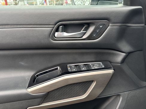 Used 2023 Nissan Pathfinder Platinum image 11