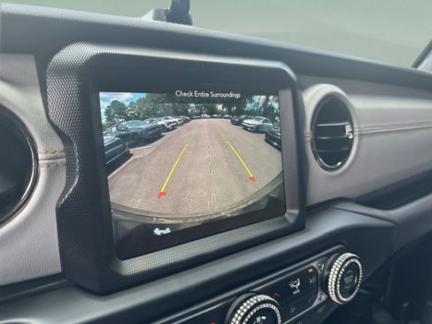 Used 2023 Jeep Wrangler Unlimited Sahara AWD/4WD image 19