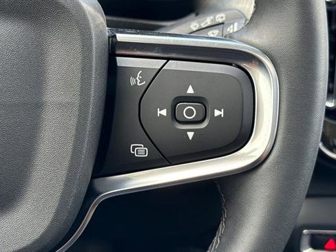 Certified 2025 Volvo XC40 B5 Plus AWD/4WD image 28
