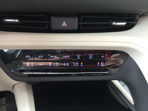 Used 2023 Buick Envision Avenir AWD/4WD image 15