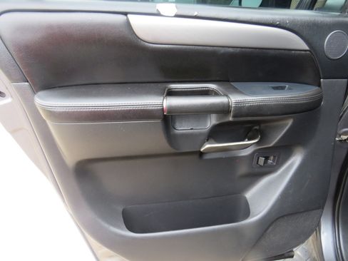 Used 2013 Nissan Armada SV image 19