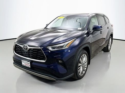 Used 2022 Toyota Highlander Platinum image 3
