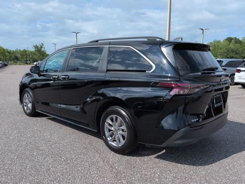 Used 2025 Toyota Sienna XLE FWD image 4
