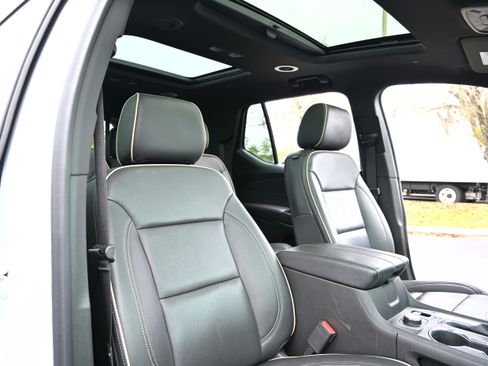 Used 2023 Chevrolet Traverse Premier image 36