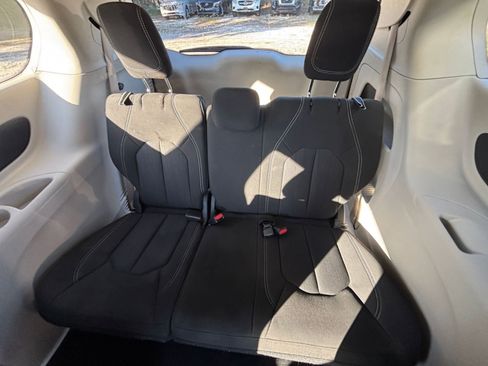 Used 2023 Chrysler Voyager LX image 30