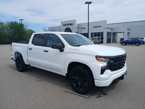 Used 2024 Chevrolet Silverado 1500 Custom image 2