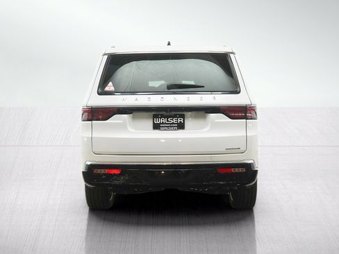Used 2024 Jeep Wagoneer L Series III w/ Premium Group I AWD/4WD image 4